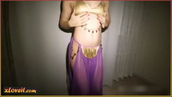 Dansöz kıyafeti giydirip daks ettirdiği sevgilisini sikti